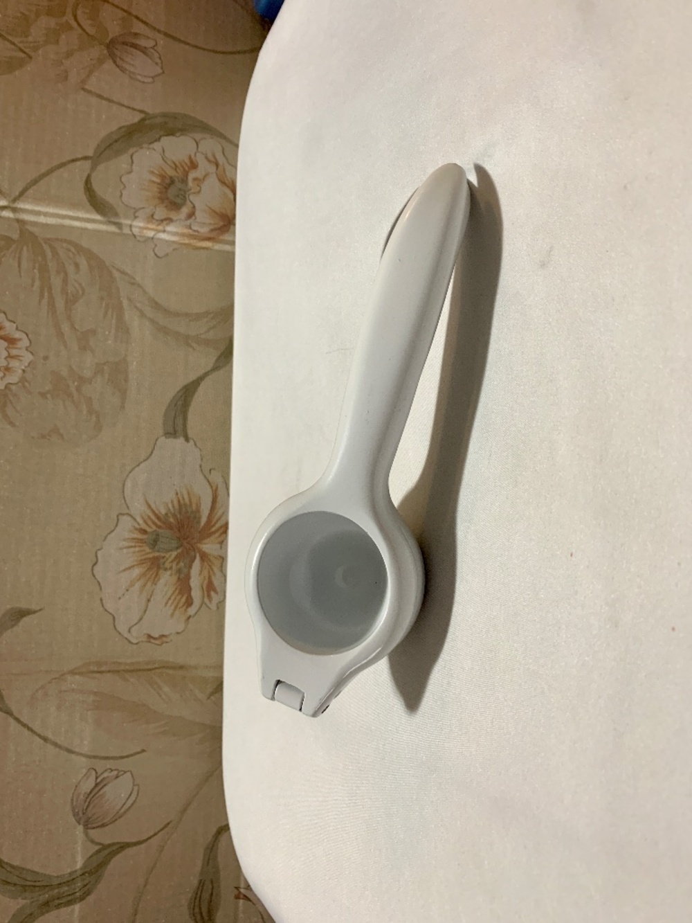 Pampered Chef White Enameled Citrus Press Juicer